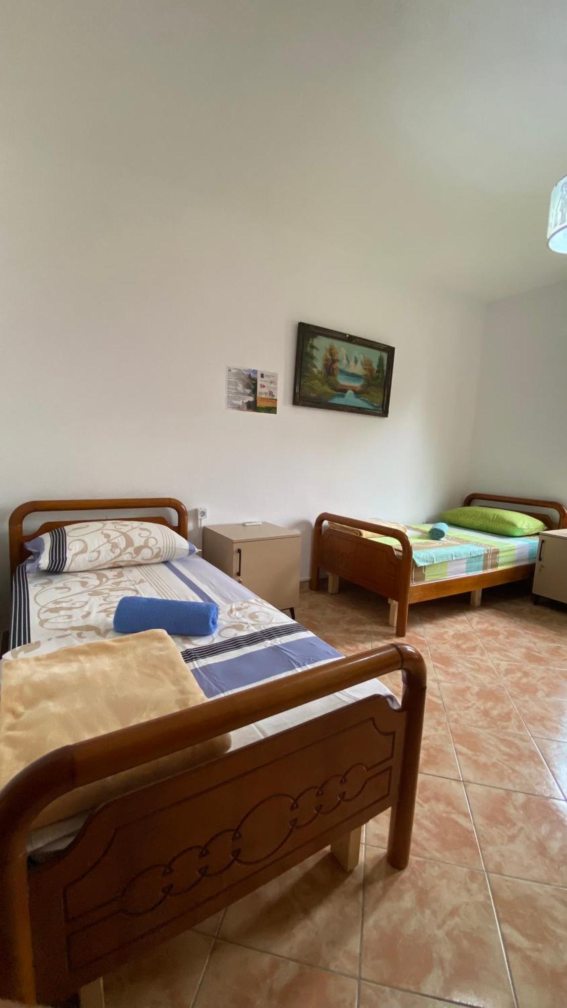 The Hood - Shkodra Backpackers Hostel Buitenkant foto